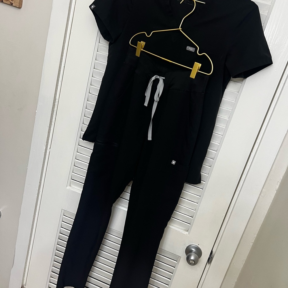 Figs-Small tall pant skinny pant, one pocket top small